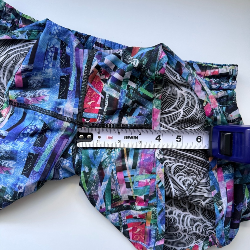 Lululemon RARE SEAWHEEZE 2018 Tracker Shorts Size 6 - Picture 5 of 8